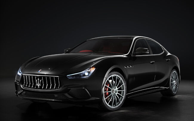 ブラックとレッドのカラーリングで妖艶に演出したマセラティ・ギブリの